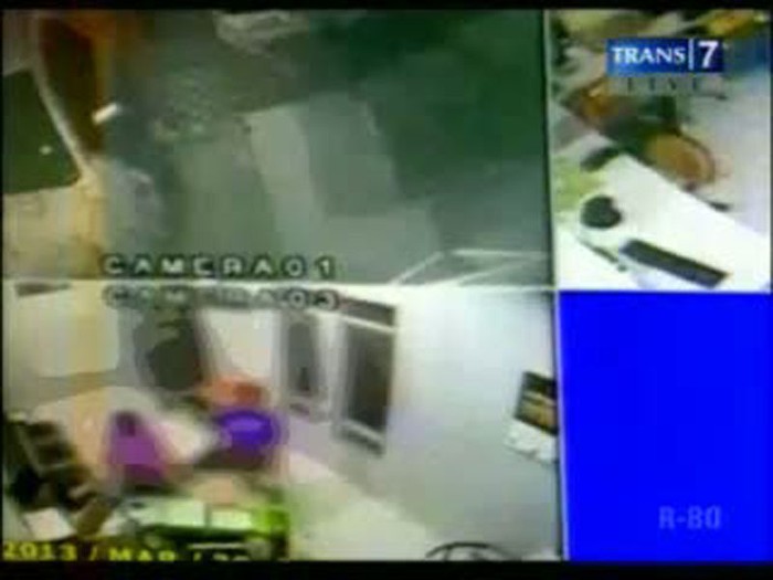 Satpam Dianiaya Terekam CCTV