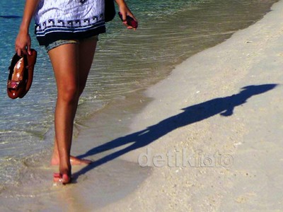 Menikmati Pasir Putih di Pulau Kayu Angin