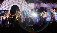 Ada juga yang nekat membakar celananya tidak hanya menampilkan aksi gokil mereka juga mengkombinasikan dengan unsur seni tari, musik dan drama