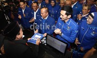 Sekjen Edhie Baskoro didampingi petinggi PD seperti Jero Wacik, Syarief Hasan, EE Mangindaan dan Amir Syamsuddin  mendaftarkan caleg PD ke kantor KPU.     