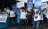 Kedatangan petinggi Partai Demokrat disambut sekitar 50 ibu-ibu pengajian di depan kantor KPU.     