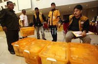 Ketua Umum Partai Hanura Wiranto bertandang ke Komisi Pemilihan Umum Kita memenuhi target 100 persen, 560 yang kita pilih, jelas Wiranto usai menyerahkan berkas bakal caleg.