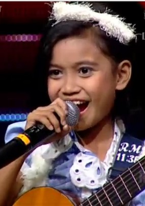 Gifty Ajak Penonton Bergoyang Lewat Petikan Gitar