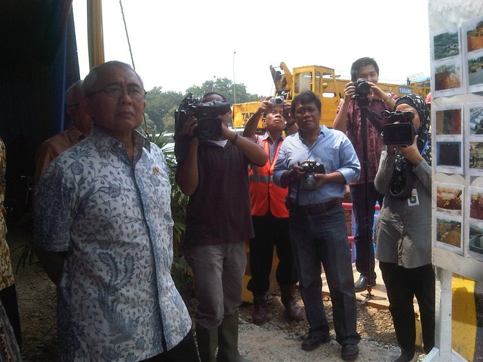 Djoko Kirmanto Tinjau Proyek Underpass Cibubur