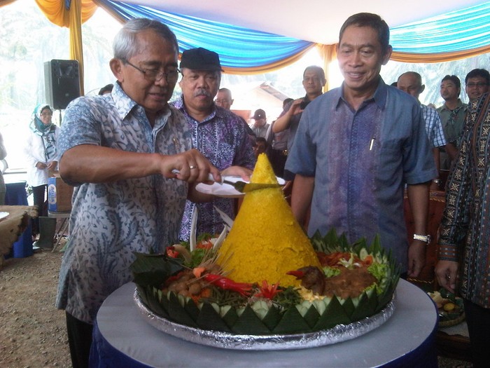 Tinjau Proyek Underpass Cibubur, Djoko Kirmanto Pakai Mobil Esemka