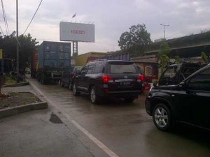 Ke Kali Pakin, Jokowi Terjebak Macet & Dikepung Kontainer