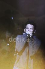 Senyuman Ariel NOAH di Atas Panggung