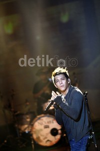 Seperti biasa Ariel tampil casual di atas panggung.