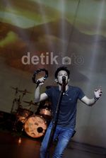 Senyuman Ariel NOAH di Atas Panggung