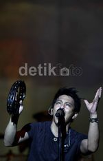 Senyuman Ariel NOAH di Atas Panggung