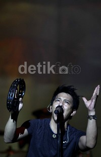 Ariel mengajak para penonton dan fans untuk bernyanyi bersama.