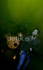 Senyuman Ariel NOAH di Atas Panggung