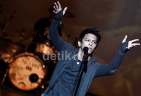 Aksi NOAH di atas panggung.