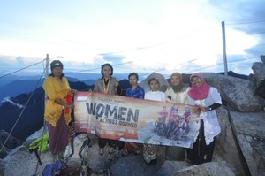Hari Kartini, Tim Women Across Borneo Berkebaya di Puncak Kinabalu