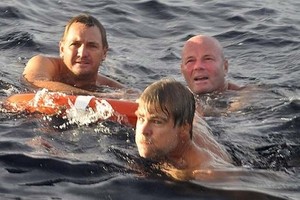 Turis Ini 27 Jam di Laut, Disengat Ubur-ubur, Dikepung Hiu & Selamat!