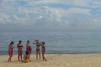 Sekelompok gadis berbikini menikmati matahari yang hangat di Pulau Tangalooma. Pulau ini punya tempat snorkling dan diving yang menarik dengan bangkai kapal yang ditumbuhi koral dan ikan lucu (Gagah/detikTravel)