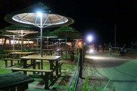 Suasana malam di Pulau Tangalooma. Soal makanan dan tempat bermalam tak perlu khawatir, ada aneka kamar dan villa. Untuk urusan perut ada lima tempat dari bar, cafe sampai restoran. Disediakan menu dari Asia, cocok untuk perut orang Indonesia (Gagah/detikTravel)
