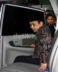 Jazuli memasuki mobil yang menunggunya di depan gedung KPK, Jakarta. Lamhot Aritonang/detikFoto.