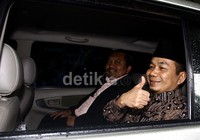 Jazuli mengacungkan jari jempolnya sesaat sebelum meninggalkan gedung KPK, Jakarta. Lamhot Aritonang/detikFoto.