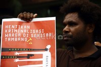 Mereka menyoroti nasib warga Papua di sekitar tambang milik Freeport. Ramses/detikFoto.