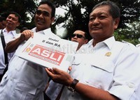 Bukan cuma artis dan atlit terkenal, namun juga politisi senior pindahan partai lain seperti Freddy Numberi dan Taufiq Effendi yang hengkang dari Partai Demokrat juga jadi DCS Partai Gerindra.