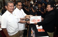 Latar belakang bakal calegnya juga ada yang berprofesi sebagai petani, nelayan, buruh dan pemilik warung Tegal.