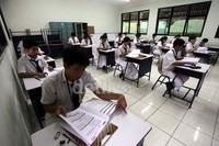 Para siswa tampak tenang membaca dan menjawab dengan teliti seluruh soal yang diberikan.