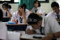 Para siswa menjawab soal-soal yang diujikan.
