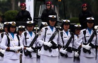 Prajurit Korps Wanita Angkatan Laut (Kowal) mengikuti peringatan Hari Kartini.