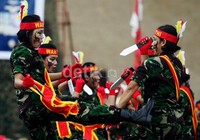 Para prajurit wanita TNI melakukan atraksi beladiri untuk memeriahkan peringatan Hari Kartini.