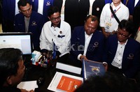     Sekjen DPP Partai Nasdem Patrice Rio Capella menyerahkan Daftar Calon Sementara (DCS).
