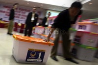 Partai NasDem datang dengan membawa berkas Caleg DPR sebanyak 77 boks.