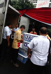 Kader PAN menurunkan daftar Caleg PAN yang dibawa dengan mobil boks.