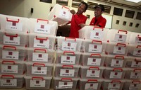 Kader PDIP membawa puluhan boks DCS PDIP.