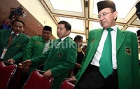 Ada sekitar 30-an pendukung menyertai SDA, termasuk artis Angel Lelga dan Emilia Contessa. SDA mengaku hari ini cuti demi mengawasi proses pendaftaran bakal caleg ini.