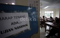 Para siswa mengikuti Ujian Nasional di Sekolah Menengah Pertama Islam Terpadu YAPIDH (Yayasan Perguruan Islam Darul Hikmah) di Jatiasih, Bekasi.