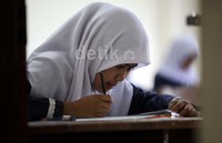 Siswa tampak tenang membaca dan menjawab dengan teliti seluruh soal yang diberikan.