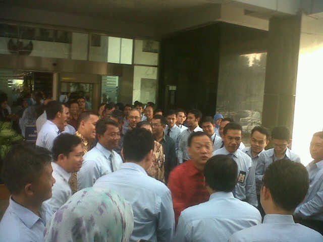 Tangis dan Tepuk Tangan Karyawan Antarkan Kepergian Agus Marto