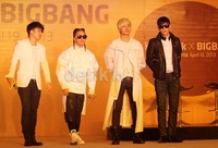 Bigbang tampil dalam balutan busana yang bernuansa hitam dan putih.