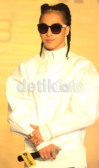 Taeyang tak lupa untuk menari tarian khasnya di atas panggung.
