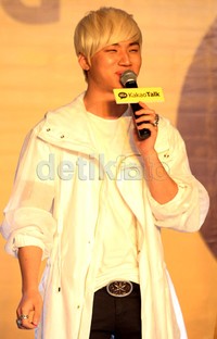 Daesung selalu tersenyum selama jumpa fans berlangsung.