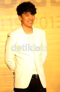 Seungri tebar senyuman manisnya.