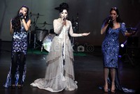 Tak hanya bersama Pinkan, Ashanty juga meramaikan penampilan Duo Maia di atas panggung.