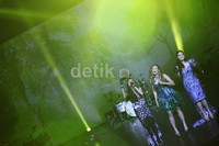 Pinkan saat berkolaborasi dengan Duo Maia dalam acara 'Woman of the Most Award' di Balai Kartini, Jalan Gatot Subroto, Jakarta Selatan.