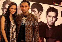 Teuku Zacky dan sang istri tampil dengan busana batik.