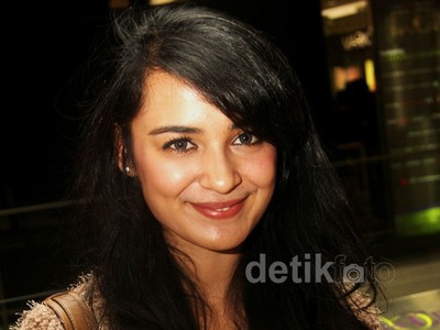 Senyum Manis Shireen Sungkar
