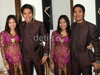     Desta dan Natasha Rizki saat fitting baju pengantin. (dok. detikHOT)