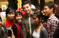Ia berfoto dengan penggemarnya. Gus Mun/detikHOT.