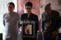Hingga kini, single teranyarnya itu telah berhasil menduduki posisi chart teratas di 74 Radio seluruh Indonesia.