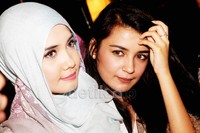 Tak didampingi Teuku Wisnu, Shireen berpose dengan sang kakak, Zaskia. Gus Mun/detikHOT.